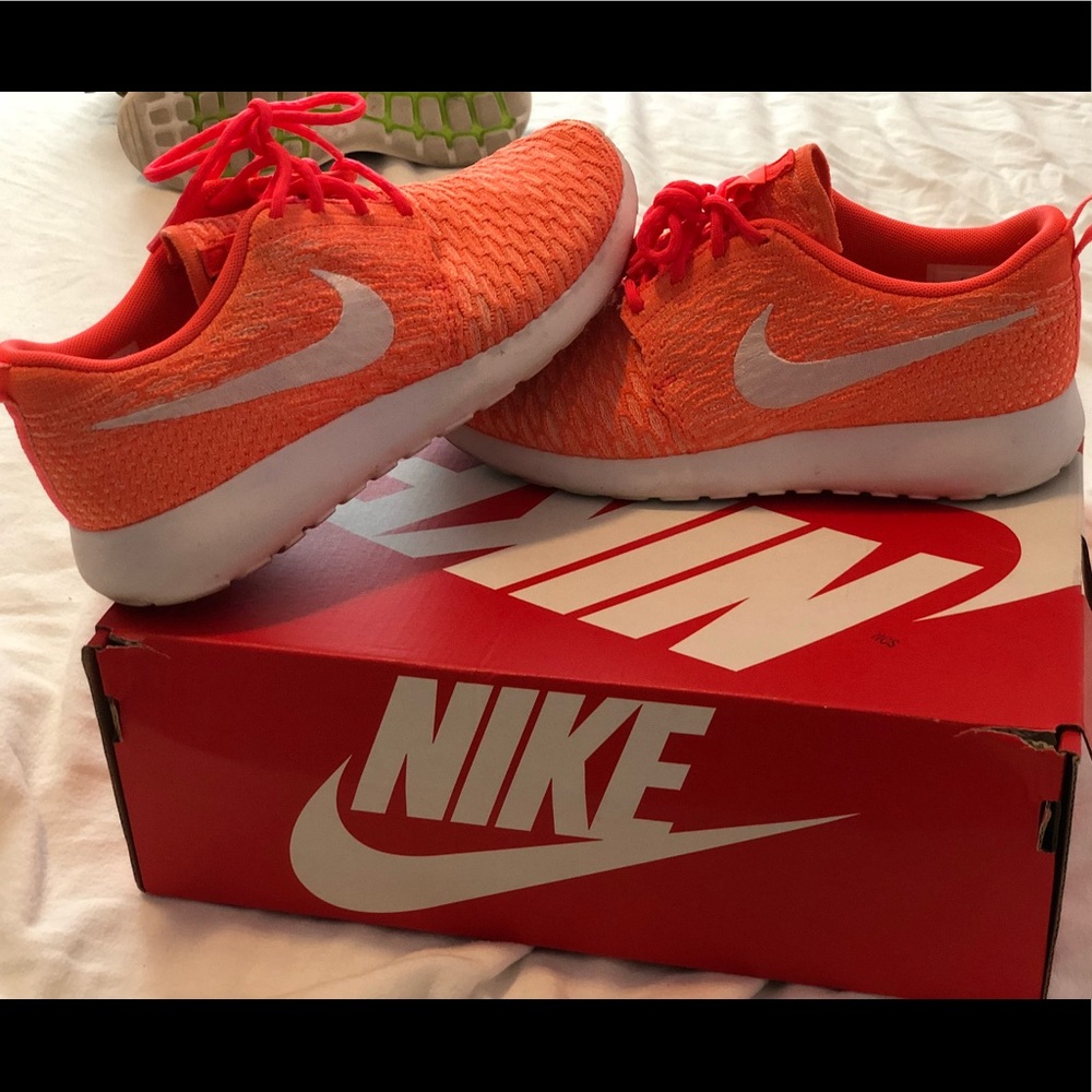 Women’s Nike roshe knit size 8